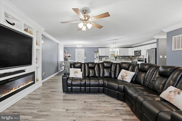 911 WALNUT DR, Fredericksburg, VA 22405