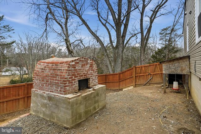 911 WALNUT DR, Fredericksburg, VA 22405