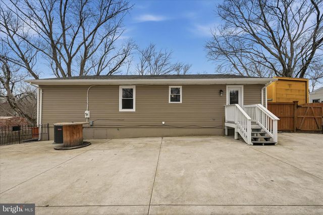 911 WALNUT DR, Fredericksburg, VA 22405