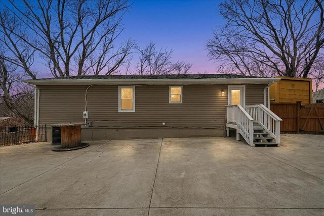 911 WALNUT DR, Fredericksburg, VA 22405