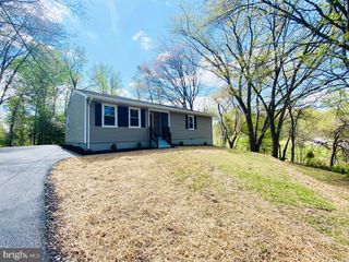 911 WALNUT DR, Fredericksburg, VA 22405