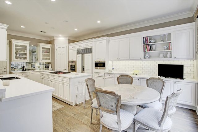 325 Park Laureate Drive, Houston, TX 77024