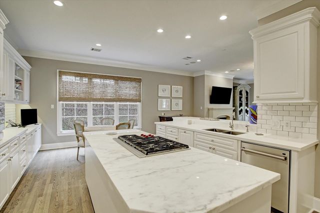 325 Park Laureate Drive, Houston, TX 77024