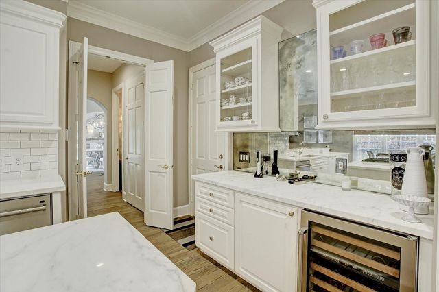 325 Park Laureate Drive, Houston, TX 77024