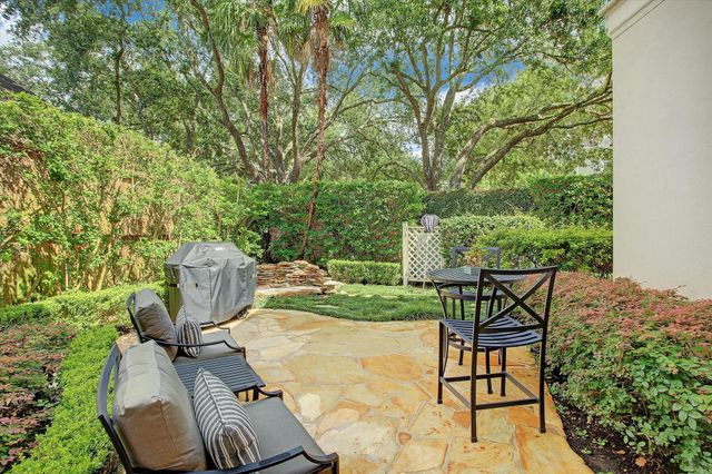 325 Park Laureate Drive, Houston, TX 77024