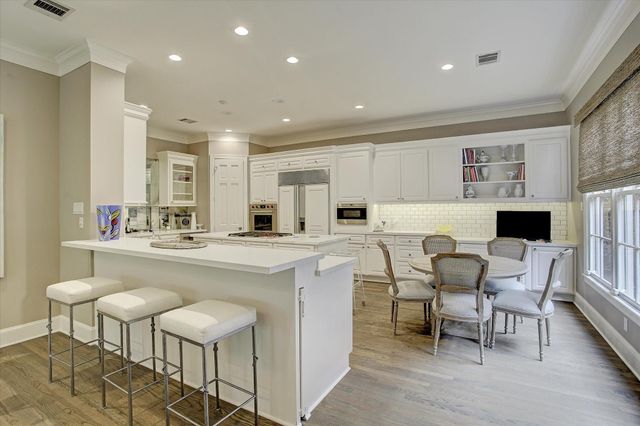 325 Park Laureate Drive, Houston, TX 77024