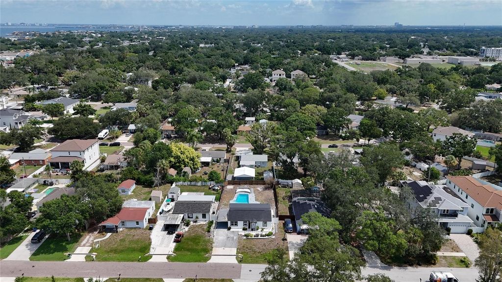 Image 67 of property listing at 4711 W LAWN AVENUE, Tampa, FL 33611