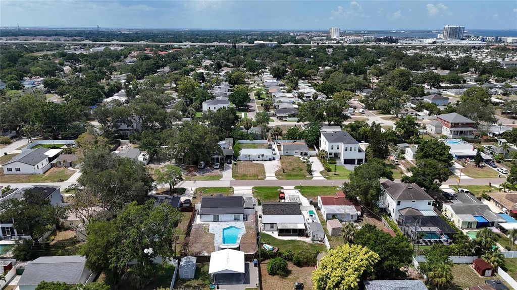 Image 73 of property listing at 4711 W LAWN AVENUE, Tampa, FL 33611