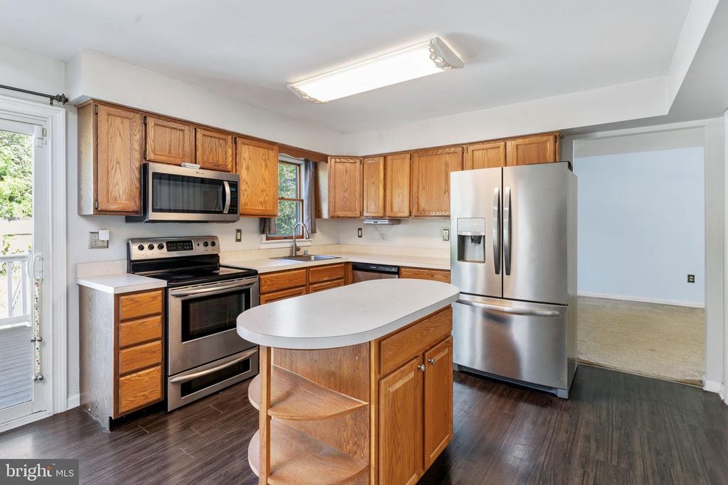 Image 10 of property listing at 8305 CIRCLE DR, Lusby, MD 20657
