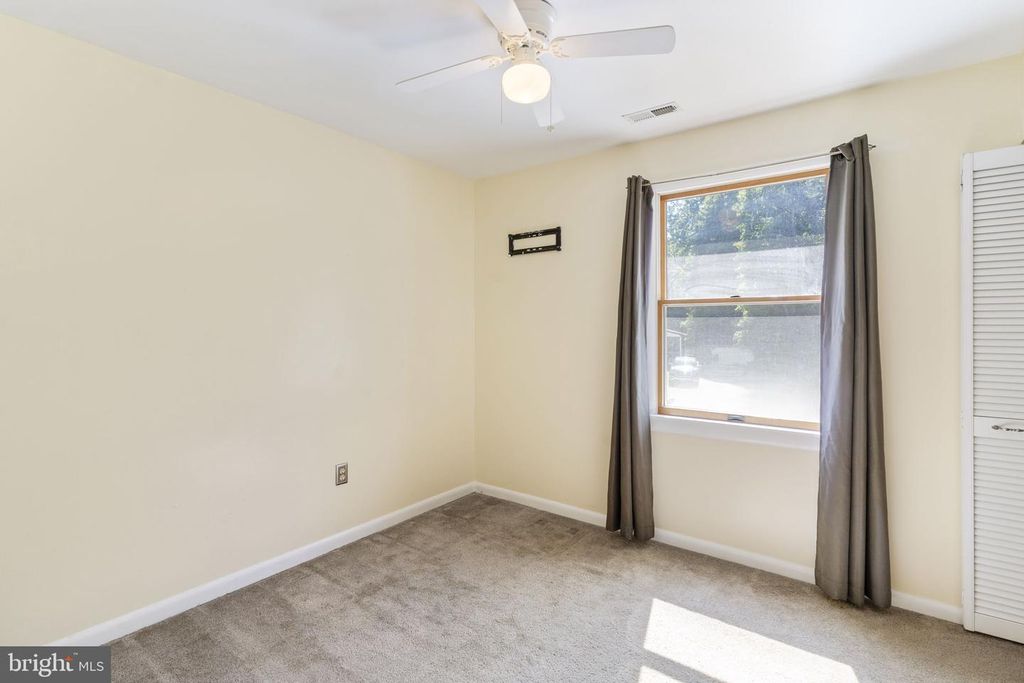 Image 16 of property listing at 8305 CIRCLE DR, Lusby, MD 20657