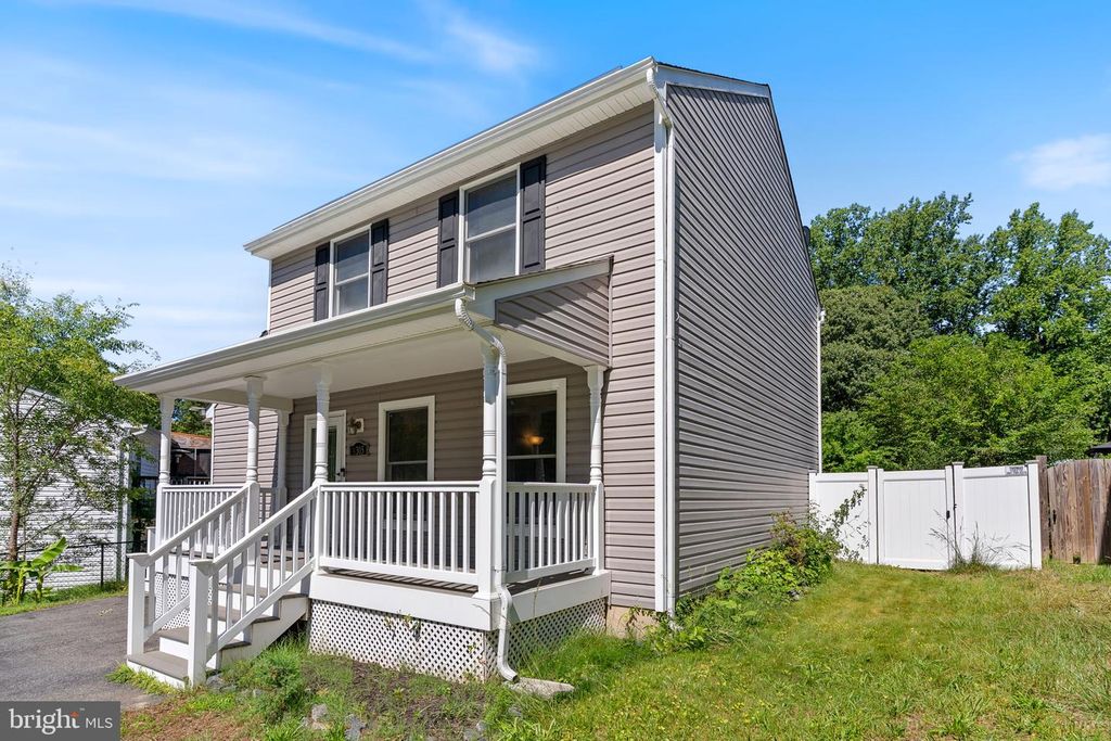 Image 2 of property listing at 8305 CIRCLE DR, Lusby, MD 20657