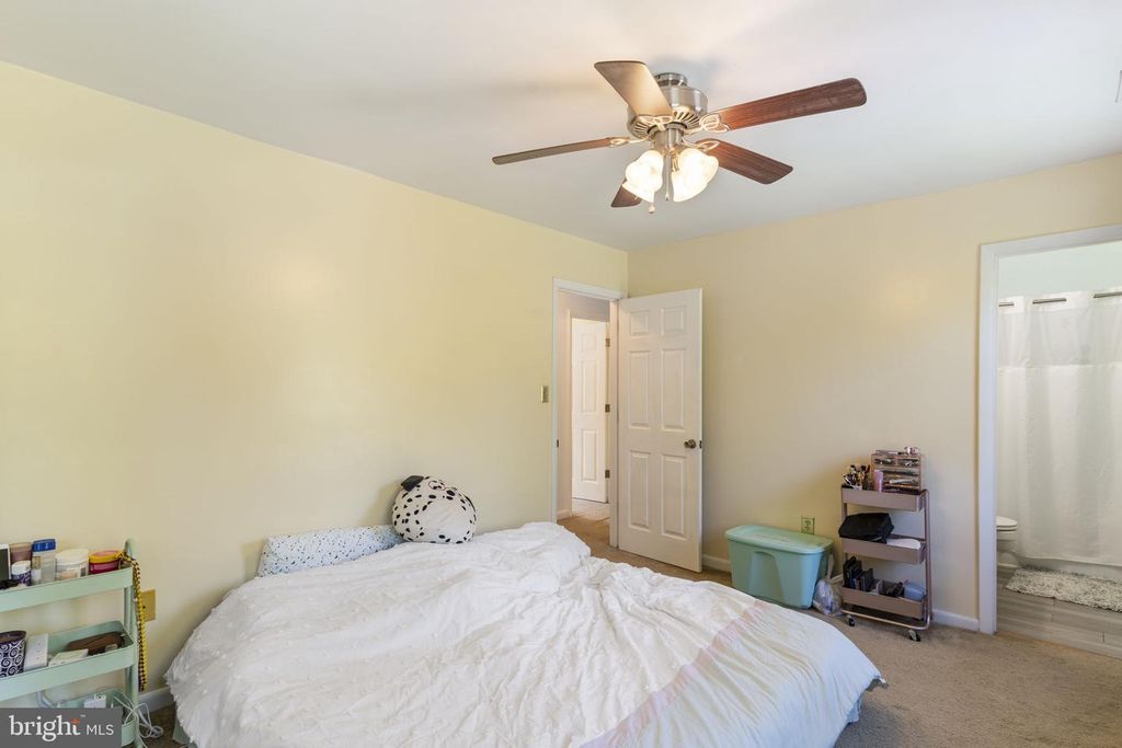 Image 22 of property listing at 8305 CIRCLE DR, Lusby, MD 20657