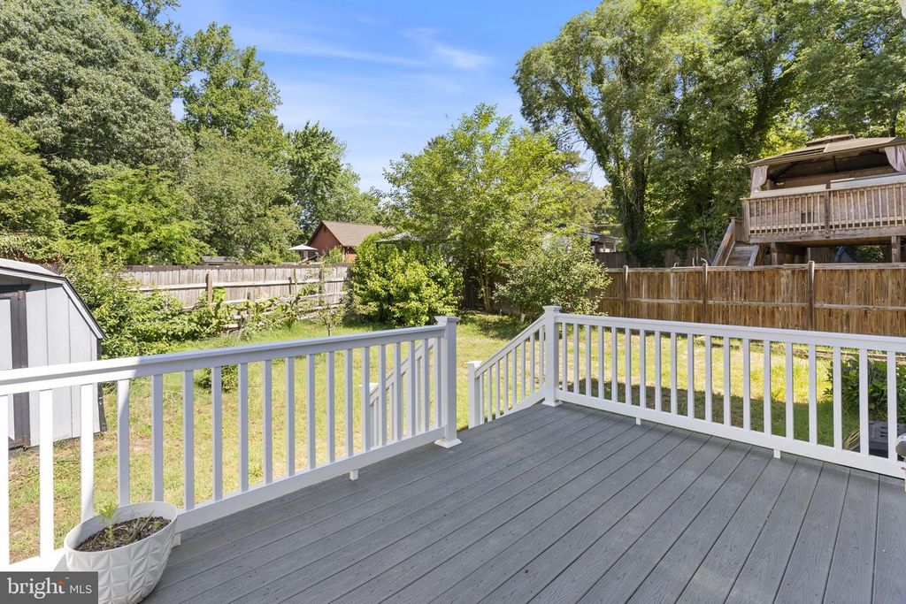 Image 24 of property listing at 8305 CIRCLE DR, Lusby, MD 20657