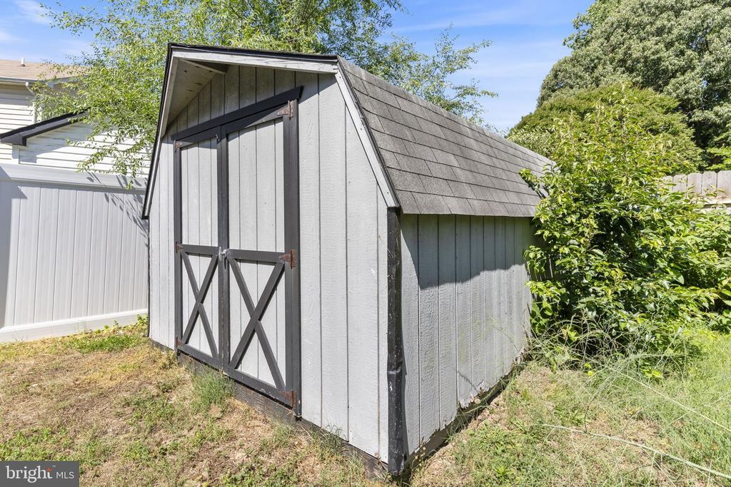 Image 25 of property listing at 8305 CIRCLE DR, Lusby, MD 20657