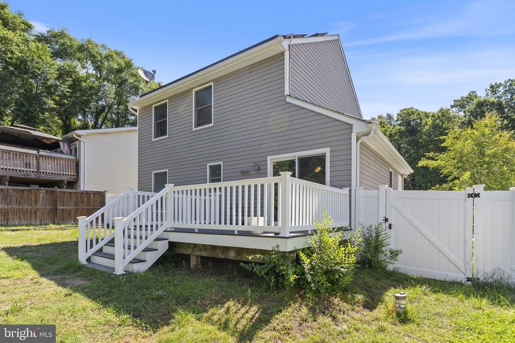 Image 26 of property listing at 8305 CIRCLE DR, Lusby, MD 20657