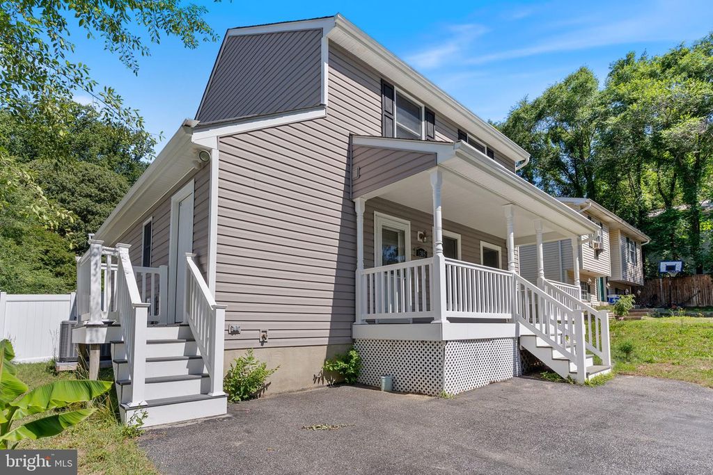 Image 3 of property listing at 8305 CIRCLE DR, Lusby, MD 20657