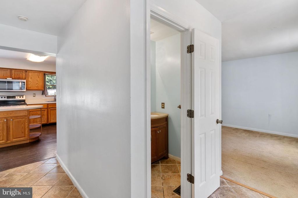 Image 4 of property listing at 8305 CIRCLE DR, Lusby, MD 20657