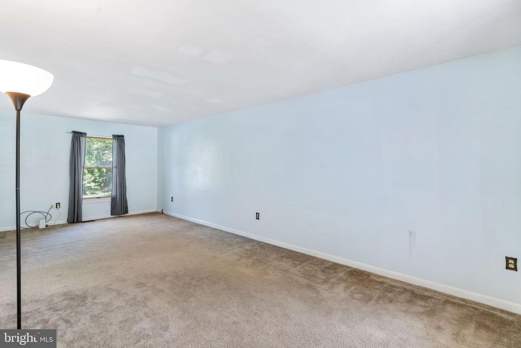 Image 6 of property listing at 8305 CIRCLE DR, Lusby, MD 20657