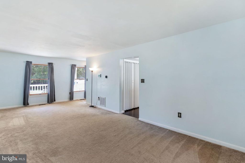 Image 7 of property listing at 8305 CIRCLE DR, Lusby, MD 20657