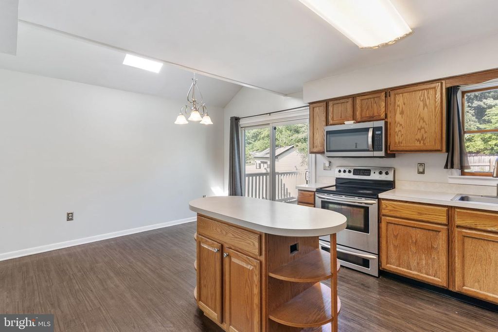 Image 8 of property listing at 8305 CIRCLE DR, Lusby, MD 20657