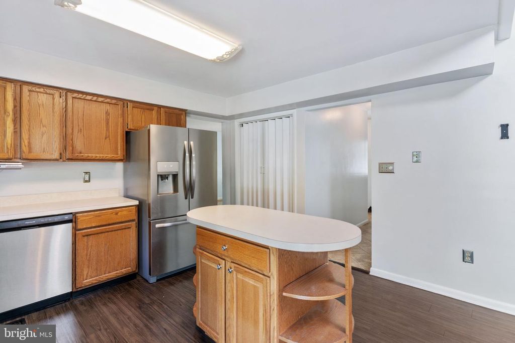 Image 9 of property listing at 8305 CIRCLE DR, Lusby, MD 20657