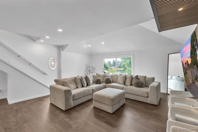 8963 Tackles Drive, White Lake, MI 48386