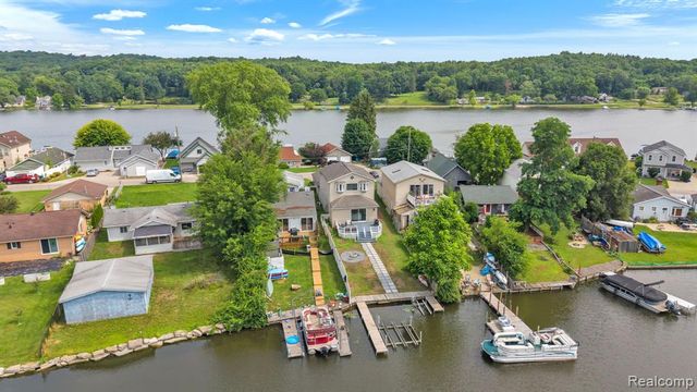 8963 Tackles Drive, White Lake, MI 48386