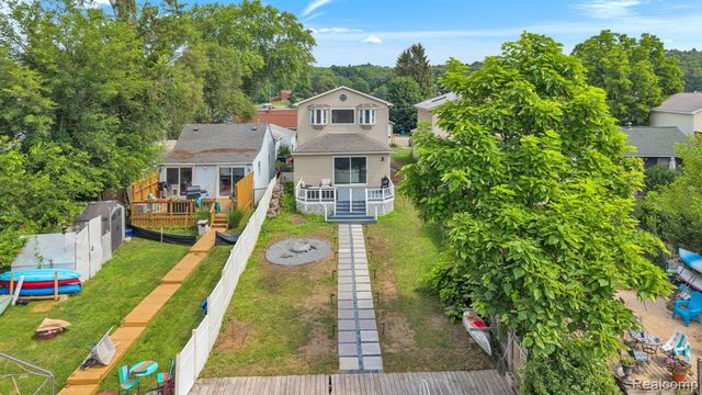 8963 Tackles Drive, White Lake, MI 48386