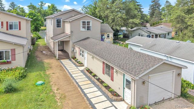 8963 Tackles Drive, White Lake, MI 48386