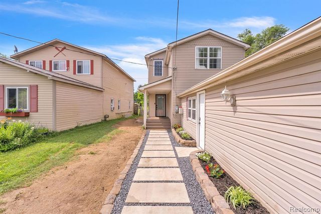 8963 Tackles Drive, White Lake, MI 48386
