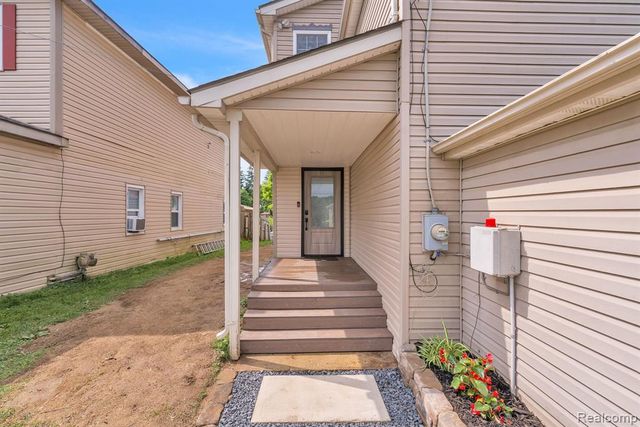 8963 Tackles Drive, White Lake, MI 48386