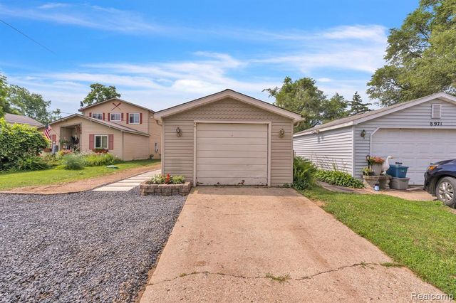 8963 Tackles Drive, White Lake, MI 48386