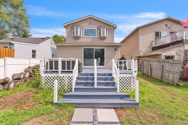 8963 Tackles Drive, White Lake, MI 48386