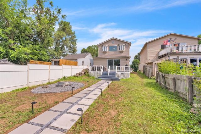 8963 Tackles Drive, White Lake, MI 48386