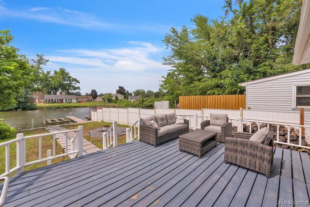 8963 Tackles Drive, White Lake, MI 48386