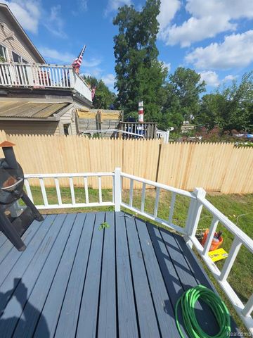 8963 Tackles Drive, White Lake, MI 48386