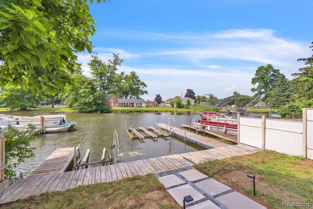 8963 Tackles Drive, White Lake, MI 48386