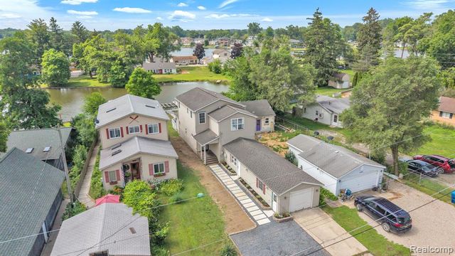 8963 Tackles Drive, White Lake, MI 48386