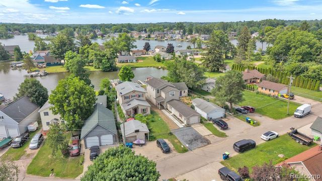 8963 Tackles Drive, White Lake, MI 48386