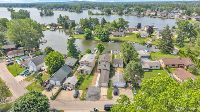 8963 Tackles Drive, White Lake, MI 48386