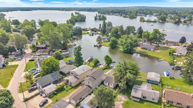 8963 Tackles Drive, White Lake, MI 48386