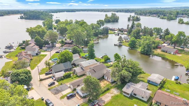 8963 Tackles Drive, White Lake, MI 48386