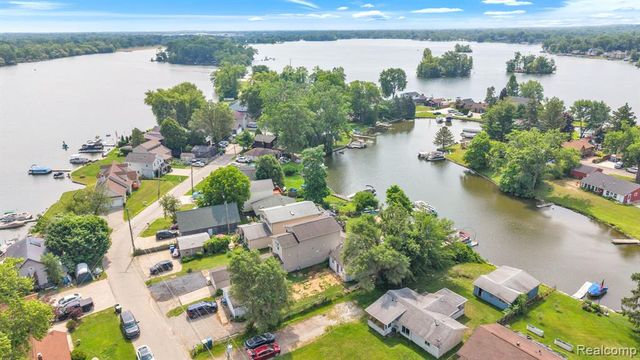 8963 Tackles Drive, White Lake, MI 48386