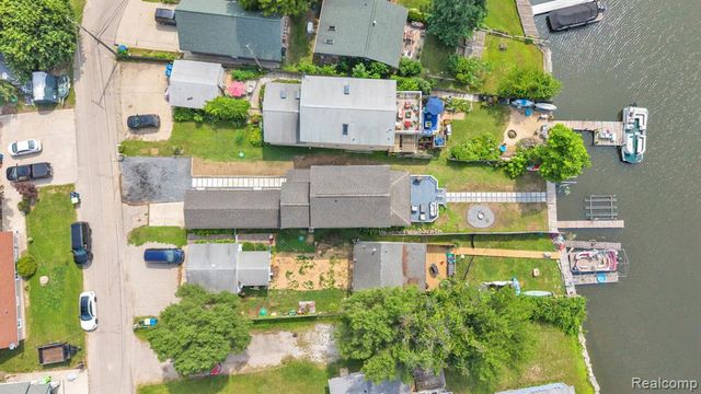 8963 Tackles Drive, White Lake, MI 48386
