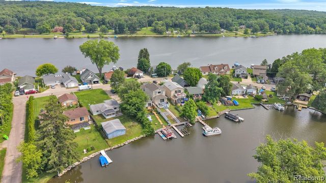 8963 Tackles Drive, White Lake, MI 48386