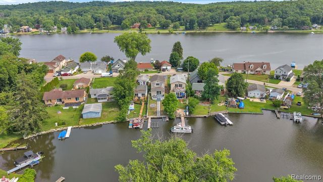 8963 Tackles Drive, White Lake, MI 48386