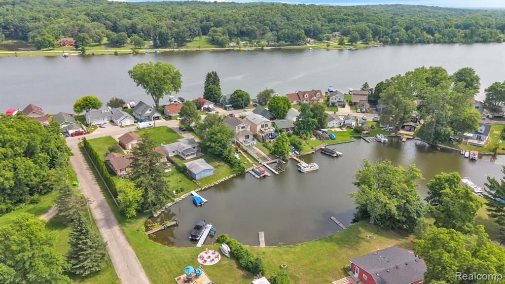8963 Tackles Drive, White Lake, MI 48386
