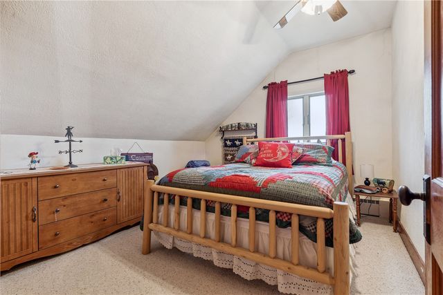 5467 27th Avenue, Vinton, IA 52349