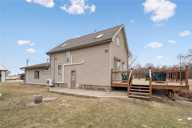 5467 27th Avenue, Vinton, IA 52349