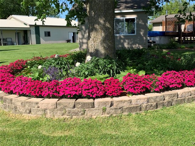 5467 27th Avenue, Vinton, IA 52349